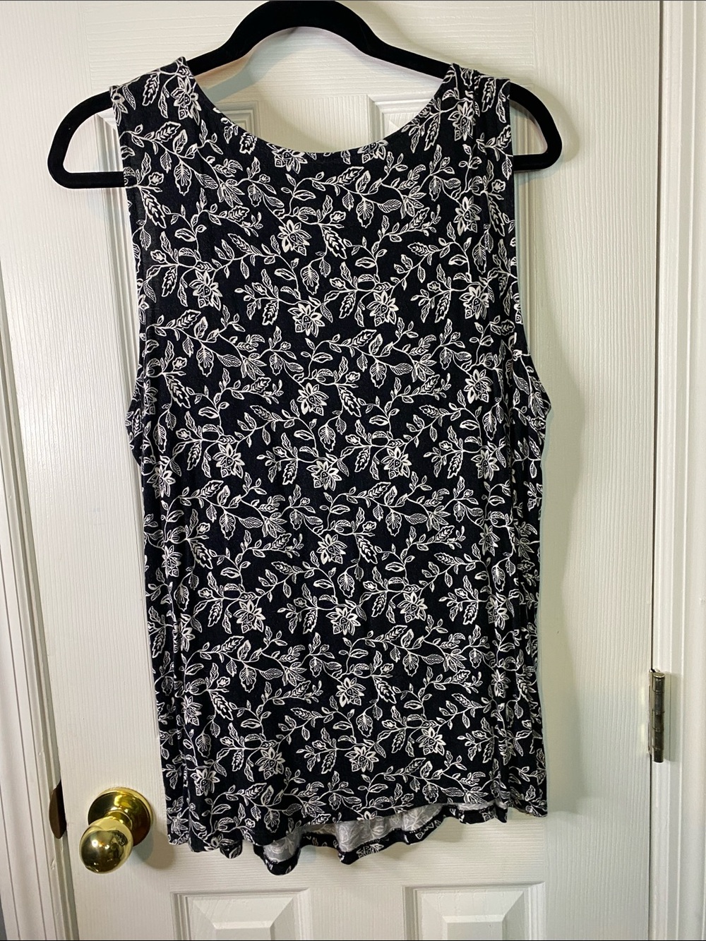 croft & barrow Black and White Floral Scoop Neck Tank 2X - Picture 2 of 5